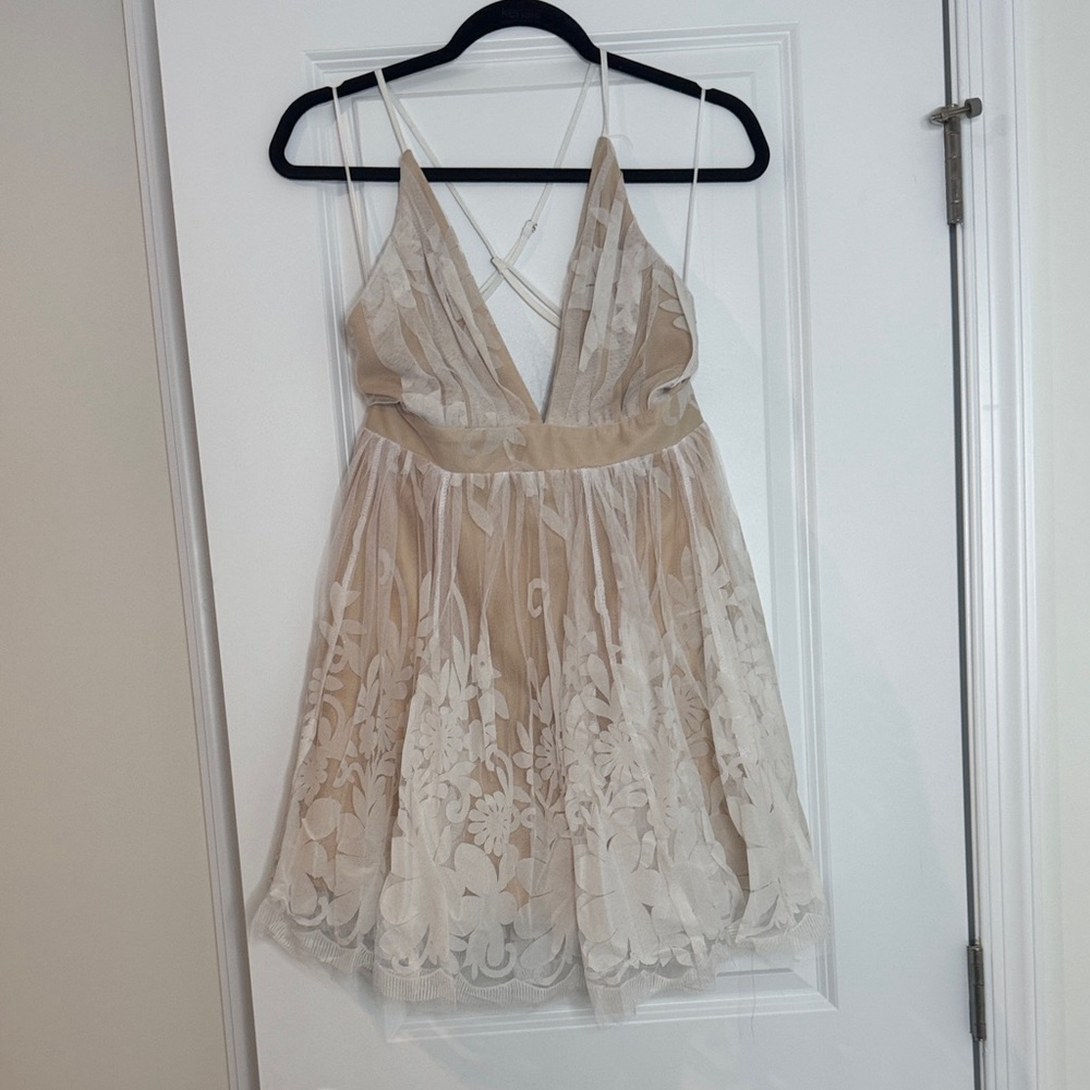 Elegant Lace Dress with Floral Design - Picture 1 of 5